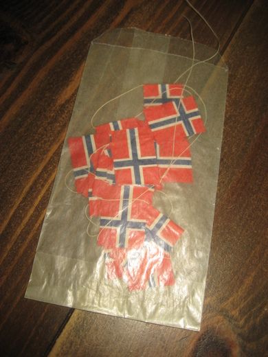 Pakke med flagg på snor 50-60 tallet