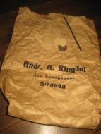 Reklamepose fra Andr. A. Ringdal, Ass. Landhandel, Stranda.  Ca 20*28 cm stor. 40-50 tallet.