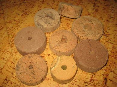 Lot med gamle garnkorker brukt ved garnfiske i gamle dager kan brukes til så mangt Du får denne loten som du har bestillt dette er lott kork nr A