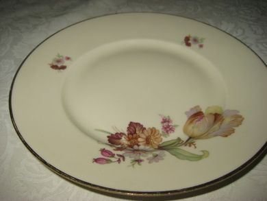 Pen eldre asjett ca 18 cm i diameter