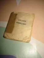 Gammel, slitt, reparert, norstalgisk bok: GYLNE BIBEORD. Ca 4*5 cm stor, mangler omslag. 