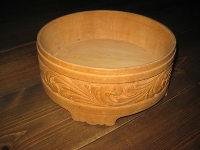 Meget pent utskoren trebolle ca 25 cm i diameter står på 3 bein 11 cm høg Nyere arbeid men meget pent