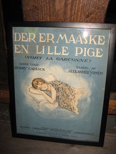 Notehefte (forside?) i glass og ramme DER ER MAASKE EN LILLE PIGE 40 tallet