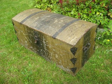 Gammel kiste med bua lokk