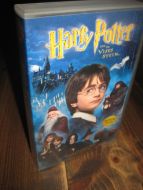Harry Potter og den vises stein. 2001, 146 min, 8 år.
