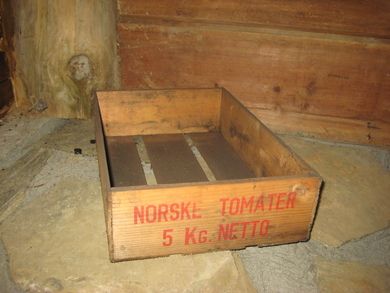 Meget pen trekasse med tekst: NORSKE TOMATER 5 KG NETTO 60 tallet