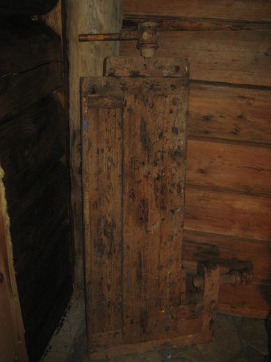 Gammel og nostalgisk høvlebenk uten understell Ca 135 cm lang 75 cm brei