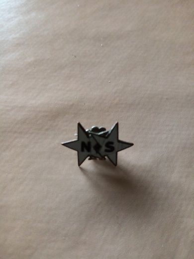 Emaljert jakkenål med tekst: NS Kan dete vere Nasjonal Samling?