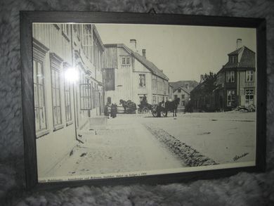 Gamle Bakklandet. Hestedrosjer ved Bybroen, butikker, baker og boliger i 1900.