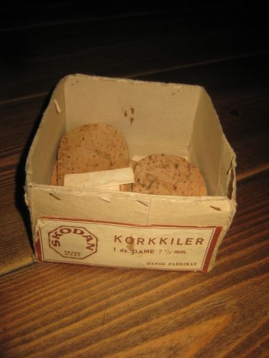 Eske med noe innhold SKODAN KORKKILER 40 tallet