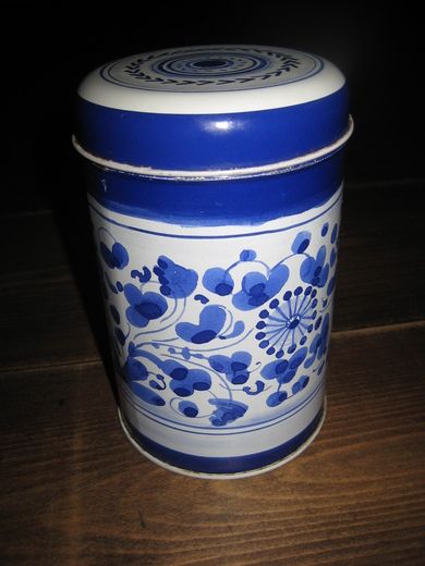 Pen boks til kjøkkenbenken? Ca 9 cm i diameter 14 cm høg