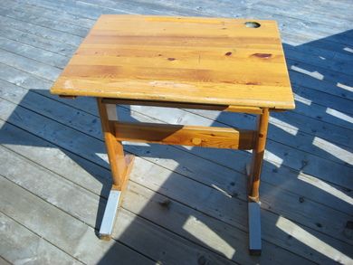 Eldre skrivepult i heiltre ca 65*50 cm stor 75 cm høg Med hull for blekkhus og spalte for skriveredskap