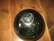 Stor mørk grønn kavlkule uten seis merka CM fra tidleg 1900 ca 11 cm i diameter