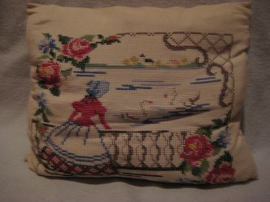 Brodert og pen sofapute med innhold ca 37*32 cm stor