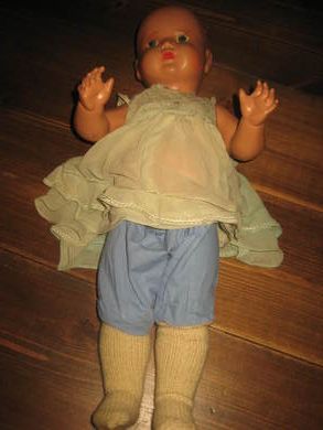 Eldre dokke ca 50 cm høg 30-40 tallet
