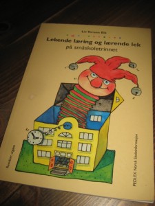 Eik: Lekende læring og lærende lek på småskoletrinnet. 2000.