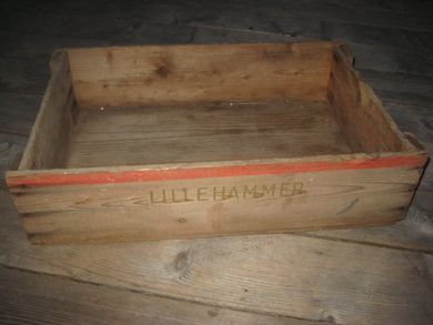 Gammel trekasse ca 57*38 cm stor 14cm høg Margarinkasse merka LILLEHAMMER 50 tallet