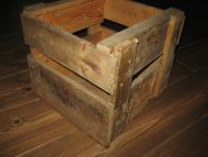 Gammel trekasse fra 50 tallet merka: E C DAHLS BRYGGERI TRONDHEIM Ca 32*34 cm stor 30 cm høg Merkelapp sendt til P J S Ålesund på kassa