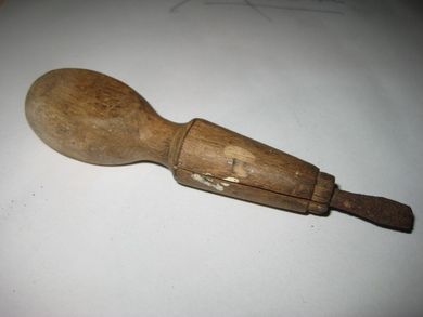 Gammelt nostalgisk skrujern med trehandtak 30-40 tallet