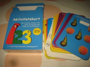 Boks med aktivitetskort for innlæring av talla 1-20, samt 50 og 100. Både tall og bokstaver. Godt pedagogisk læremateriell. 2010.