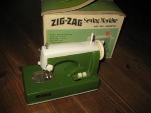 ZIG ZAG  Sewing Machine, batteridrift, made in Japan, 60 tallet. 