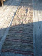 Eldre rye (golvteppe) på ca 4 meter, liten skade etter 3 meter, kan ev kutte der og bruke dei i to deler. 50 tallet. 