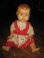 Gammel stor dokke fra 40-50 tallet strikk på hender og føtter må strammes Ca 60 cm høg