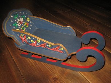 Pen, rosemåla slede i tre, ca 35 cm lang. En godbit for den rette dokkesamler?? 
