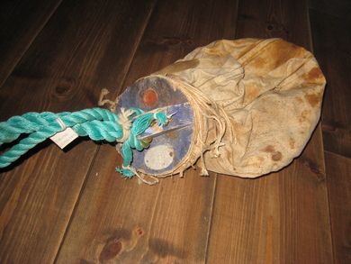 Gammel blåse fra tidleg 1900 merka med namn på eiger på blikkplate som er festa på trestykket