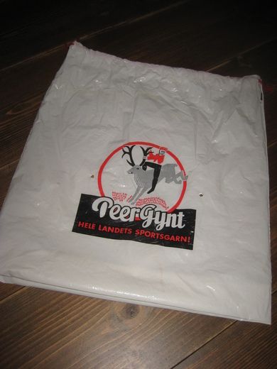 Plastnett med reklame for Peer Gynt sportsgarn