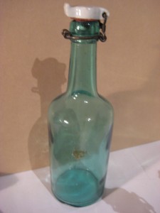 Gammel flaske med patentkork, fra 1941, streng på korka mangler.