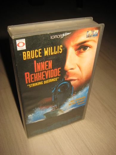 BRUCE WILLIES: INNEN REKKEVIDDE 18 år 1993 98 min