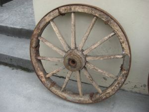 Gammelt kjerrehjul i ok stand, pent til dekorasjon eller til lampe. 85 cm i diameter, 30-40 tallet. 