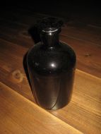 Pen gammel apotekerflaske med glasskork ca 10 cm i diameter på undersida 20 cm høg