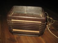 Gammel, dekorativ PHILLIPS bakelitt radio, type 209 U. 32. 30 tallet