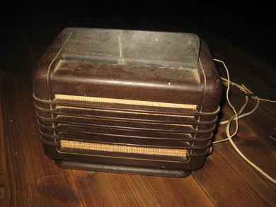 Gammel, dekorativ PHILLIPS bakelitt radio, type 209 U. 32. 30 tallet