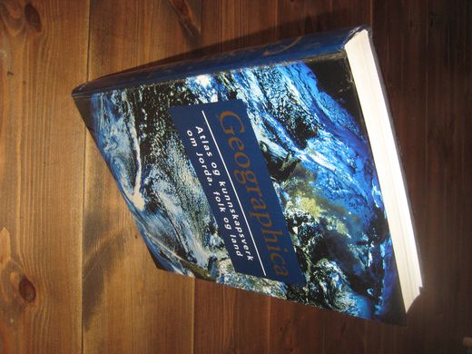 Geographia. Atlas og kunnskapsverk om jorda, folk og land. Køneman, 2000. Strøkent atlas i storformat, 642 sider. 