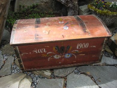 Gammel rosemala fiste fra 1900 ca 85*45 cm stor 39 cm høg med leddik