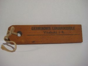 Reklame merke fra GJERMUNDNES LANDBRUKSSKULE, Vikebukt i R. 60 tallet.