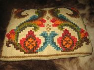 Pen brodert pute, ca 33*27 cm stor. 