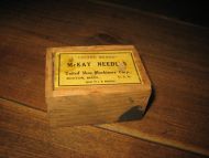 Treeske med skyvelokk McKAY NEEDLES United Shoo Machinery Corp Boston USA Tidleg 1900 Uten innhold