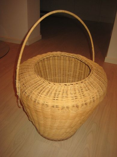 Stor fletta kurv med hank ca 42 cm i diameter 60 cm høg