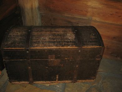 Meget pen gammel kiste med bua lokk samt rom i lokket Tidleg 1900