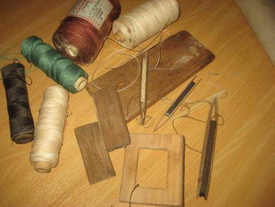 Lott med utstyr for reperasjon av garn i gamle dager
