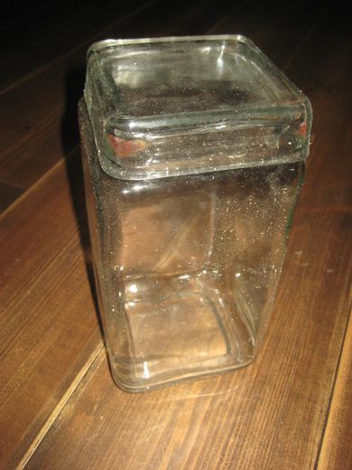 Glasskrukke med lokk ca 10*10 cm stor 23 cm høg