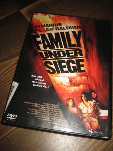 MEL HARRIS / DANIEL BALDWIN: FAMILY UNDER SIEGE. 15 ÅR, 2002, 90 MIN.