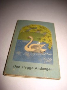 Miniheftebok, ca 5*8 cm stor: H.C. ANDERSEN: Den stygge andungen. Fra Nordisk Papirvare Industri, 30-40 tallet. 