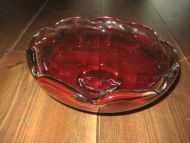 Pen glasskål med rødt glass, ca 21 cm i diameter. 50-60 tallet.