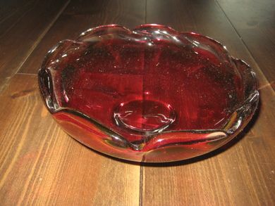 Pen glasskål med rødt glass ca 21 cm i diameter 50-60 tallet