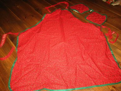 Ubrukt forkle og sett grytekluter 80 tallet